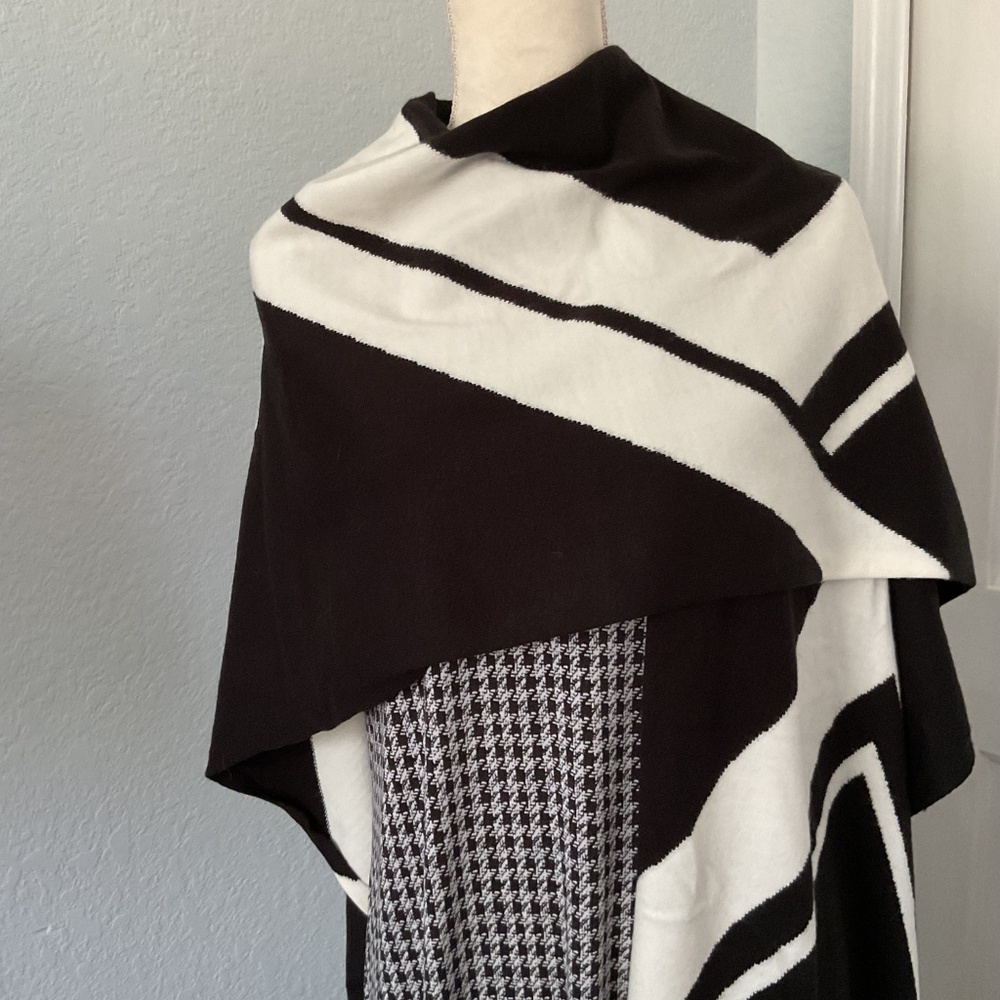 Beautiful Black and White Color Block Wrap - Picture 2 of 5
